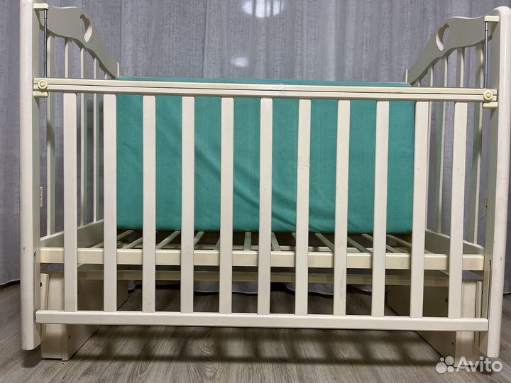 Детская кроватка с поперечным маятником