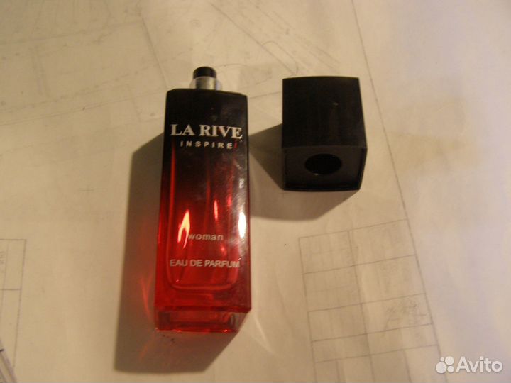 Красивый рубиновый флакон