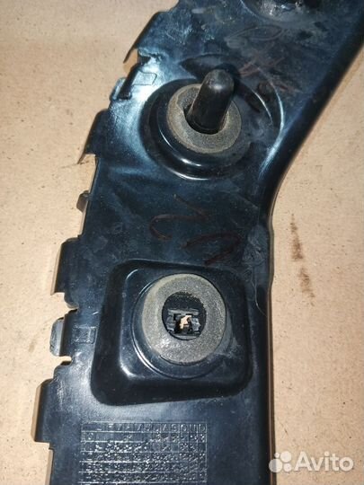 Кронштейн правый Ford Explorer 5