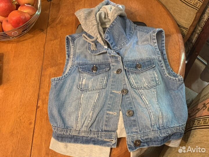 Продаю жилетку джинсовую с капюшоном на девочку