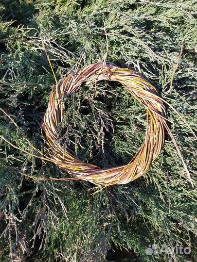 Венок из лозы веток ивы и винограда