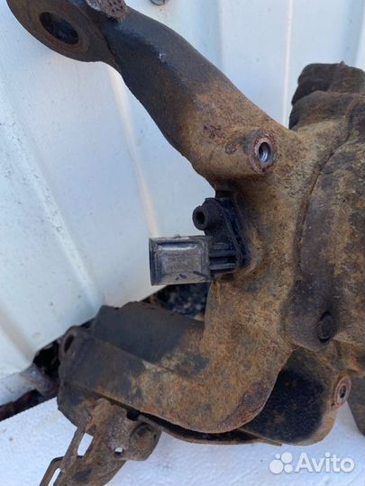 Кулак поворотный передний левый Volkswagen Jetta5