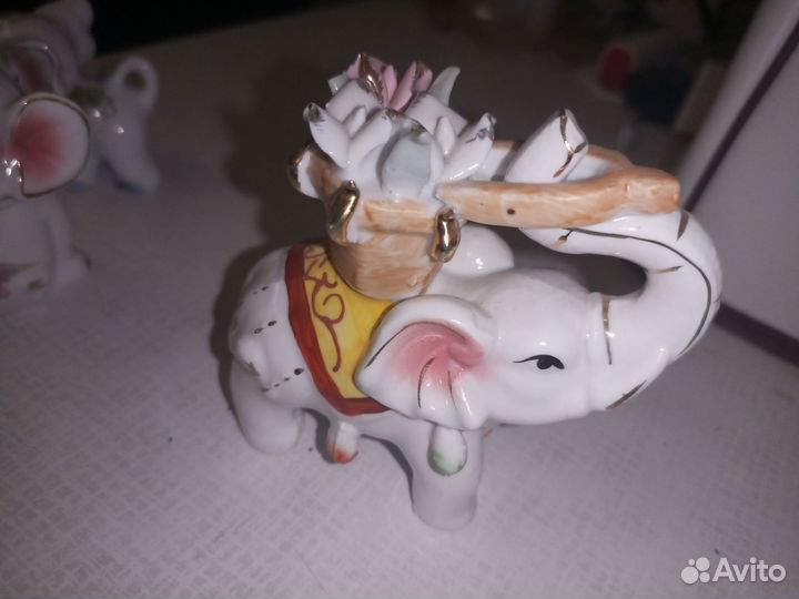 Слоны из фарфора