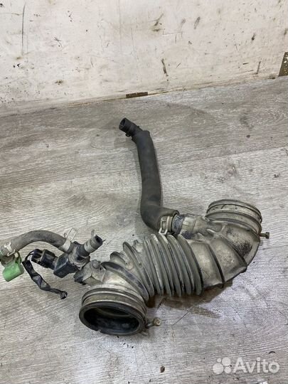 Патрубок воздушного фильтра Pontiac Vibe