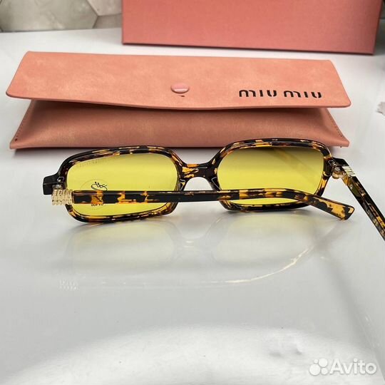 Солнцезащитные очки Miu Miu