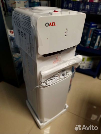 Кулер для воды с тремя краник-клавишами