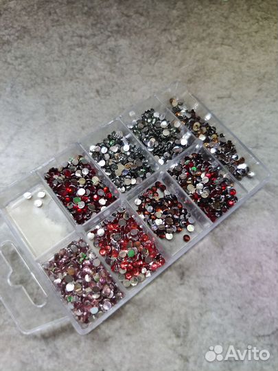 Стразы и пайетки