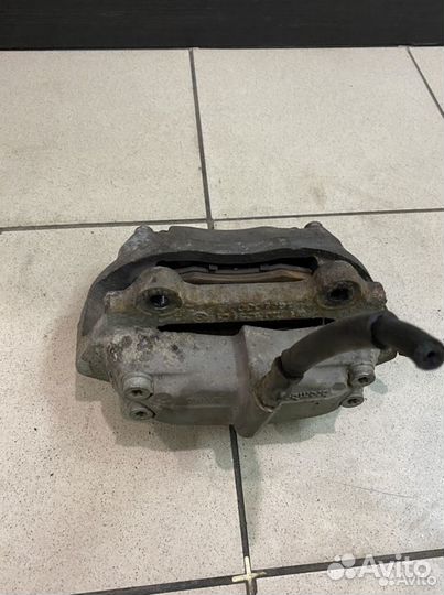 Тормозной суппорт передний правый Mercedes-Benz W2