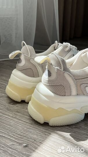 Кроссовки женские