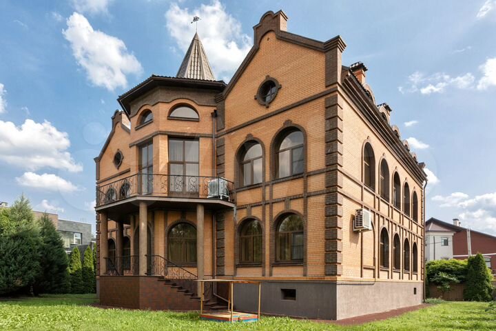 Дом 950 м² на участке 12 сот.