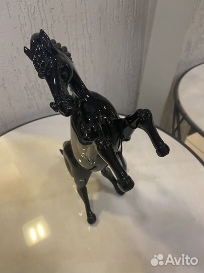241117 Статуэтка Конь черное стекло арт