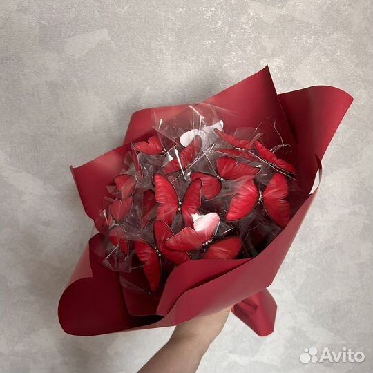 Красный букет из бабочек с подсветкой