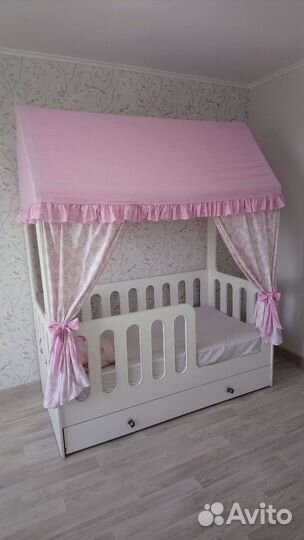 Детская кроватка домик