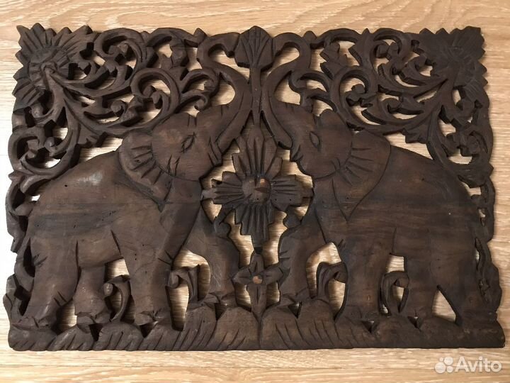 Панно резное из дерева Слоны