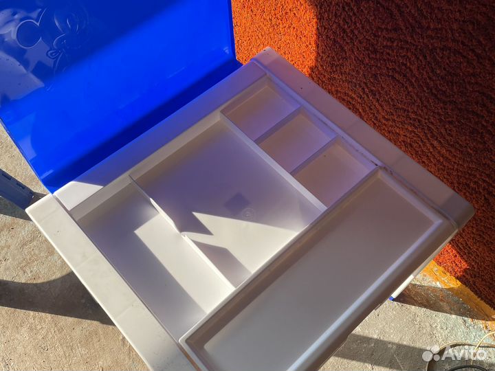 Детский пластиковый стол и два складных табурета