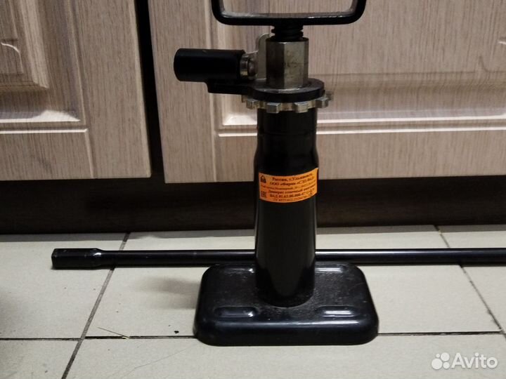 Домкрат винтовой