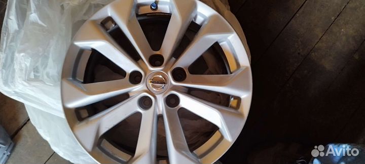 Родные литые диски Ниссан