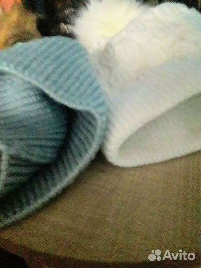 Шапки вязаные женские безразмерные белого и голубо