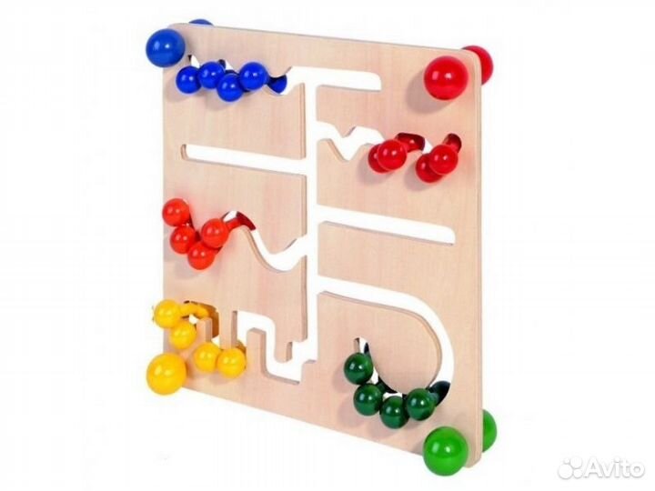 Стенд с цветными геометрическими фигурами