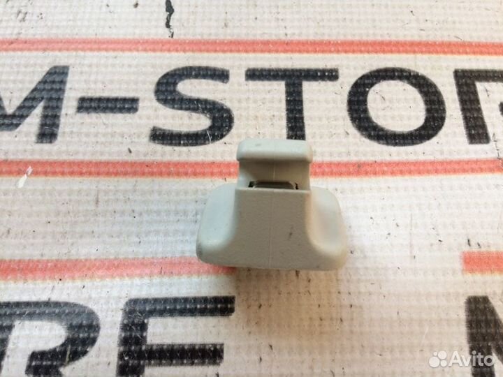 Крючок солнцезащитного козырька Volkswagen Passat