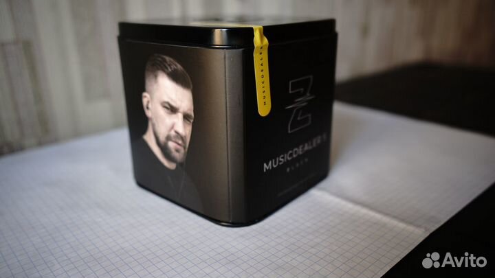 Наушники с автографом звезды рэпа-шмэпа