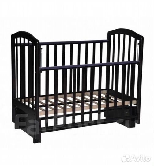 Детская кроватка с маятником