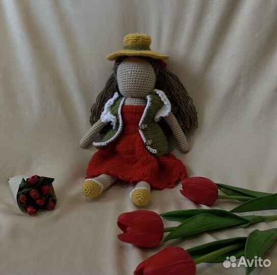 Вязаная кукла ручной работы