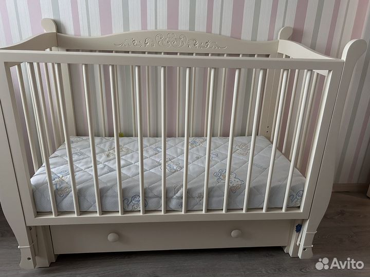 Детская кроватка с маятником и ящиком