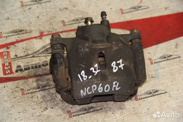 Суппорт перед лево c Toyota Funcargo NCP20 2NZ-FE