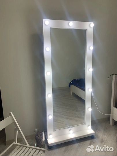 Напольное зеркало с лампами