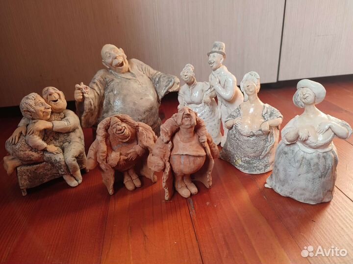 Влюблённый монах статуэтка