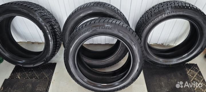 Bridgestone Blizzak Spike-02 215/55 R17 98T