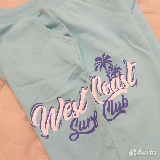 Костюмы и брюки новые р. 110 и 116