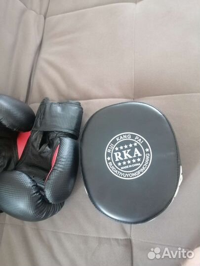 Боксерские перчатки и одна лапа
