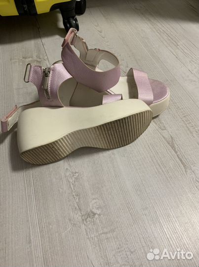 Босоножки женские