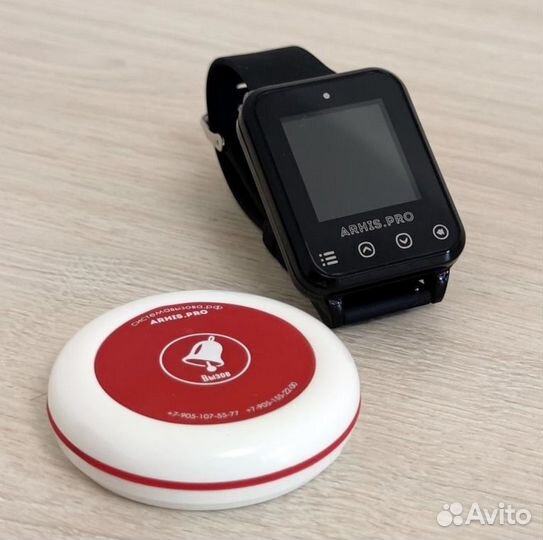 Кнопка вызова персонала и часы в салон красоты