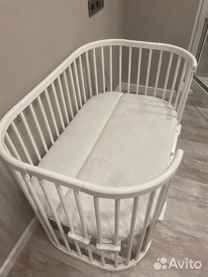 Детская кроватка с маятником