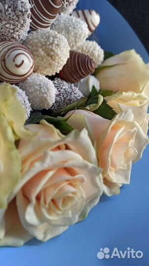 Букет из роз и клубники