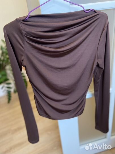 Лонгслив со спущенными плечами