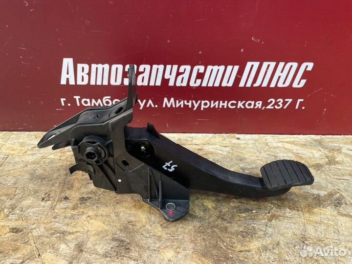 Педаль сцепления Renault Sandero Stepway