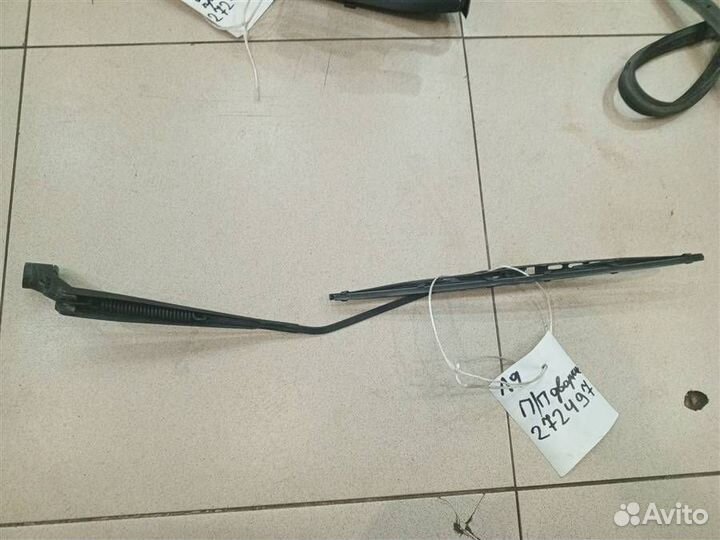 Поводок стеклоочистителя передний правый Mitsubis