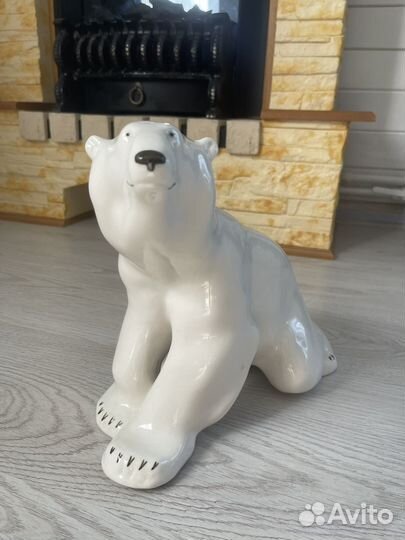 Фарфоровая статуэтка Белый Медведь