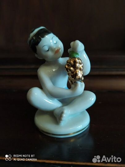 Мальчик с виноградом лфз