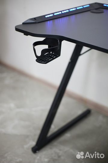 Игровой компьютерный стол с подсветкой
