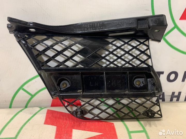 Решетка радиатора передняя левая Mitsubishi