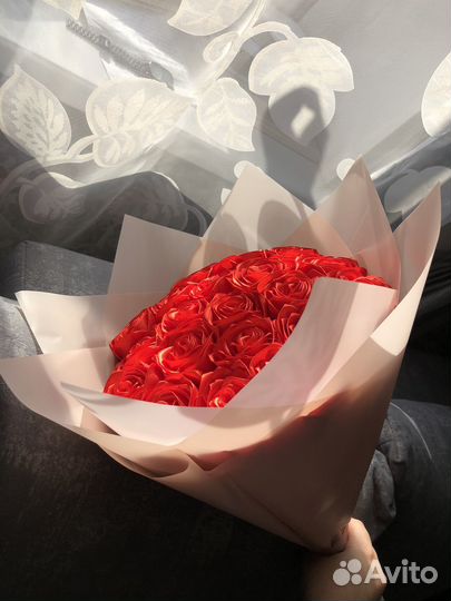 Розы из атласных лент