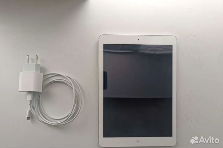 iPad Air (в идеале) с блоком и кабелем