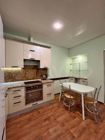 2-к. квартира, 57 м², 4/10 эт.