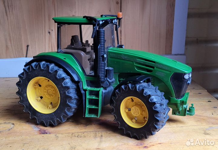 Bruder трактор John Deere