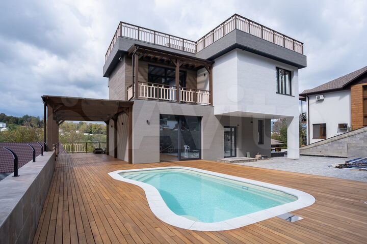 Коттедж 330 м² на участке 10 сот.